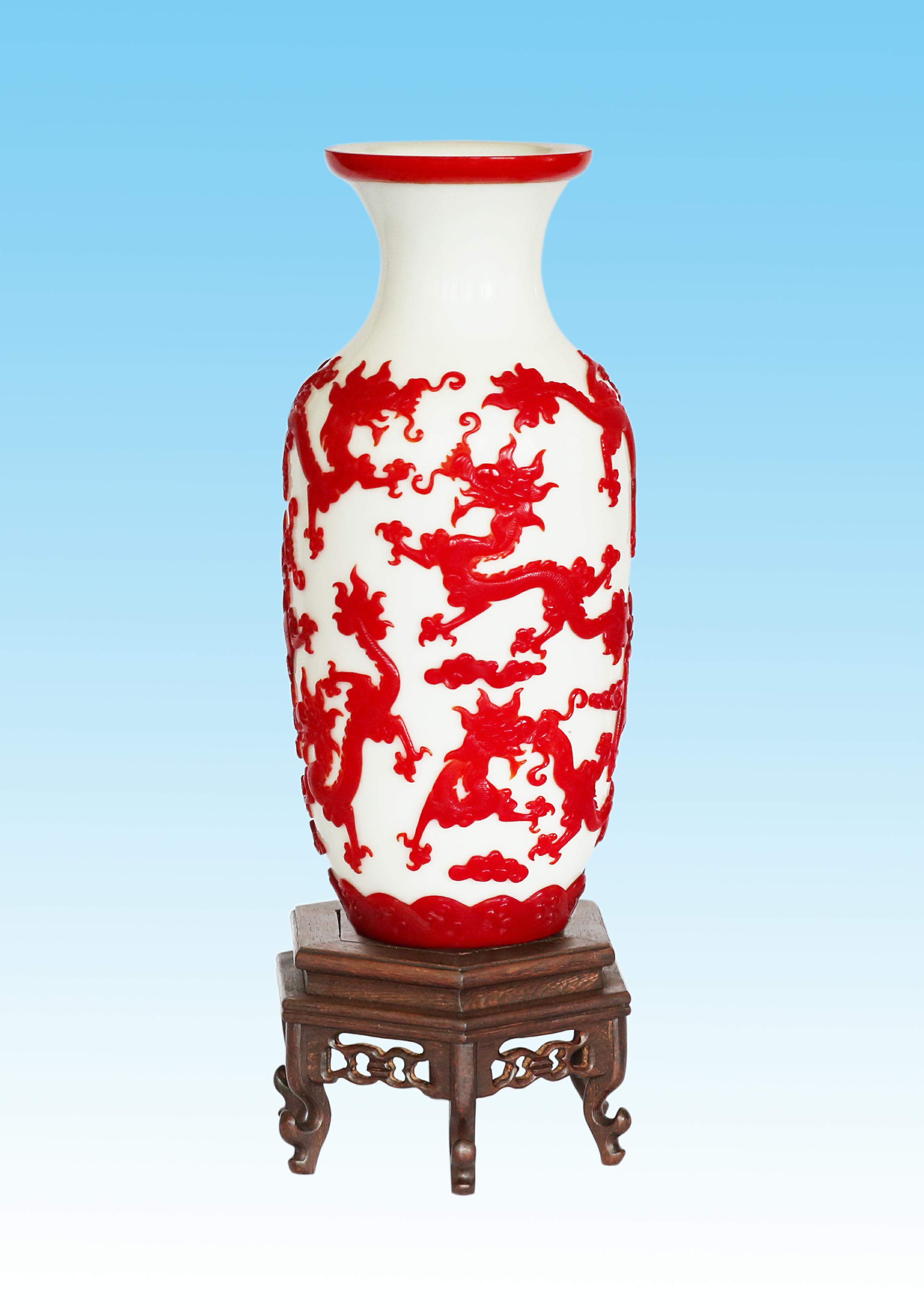 首届中国玻璃艺术大师,高级技师,2011年被授予"首届山东省玻璃(琉璃)