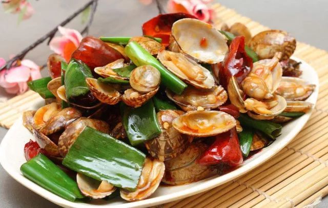  p>韭菜炒花蛤是一道由韭菜等为主要食材做成的菜品,属于家常菜. /p>