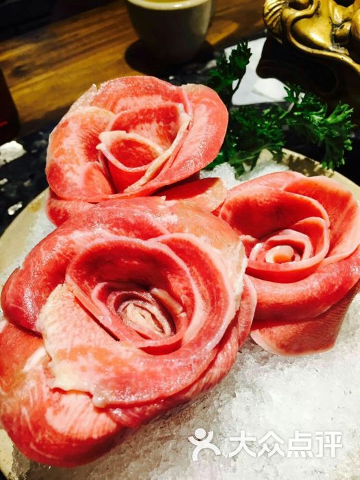 id="gnwfek1lpy">玫瑰牛肉是一道美食,制作原料主要有牛腿肉,玫瑰花