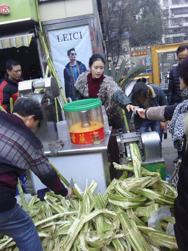  p data-id="gnaxztm67j">2014年2月,自贡东方广场大戏台一卖甘蔗的