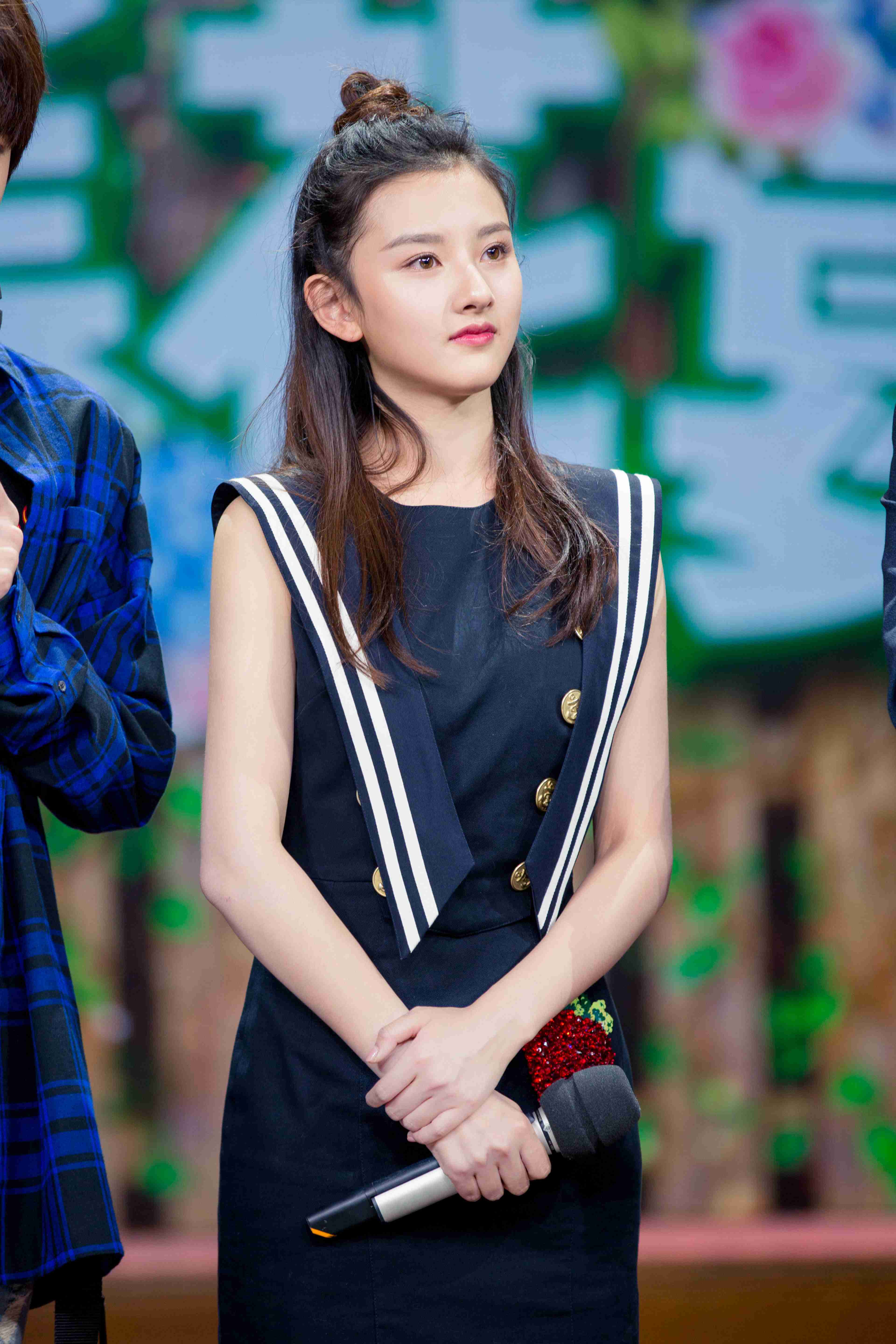  p>宋祖儿,原名孙凡清,1998年5月23日出生于天津市,中国内地影视女