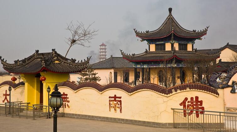  p>东五台寺位于天津市静海县双塘镇西双塘村,占地面积120亩,建筑面积