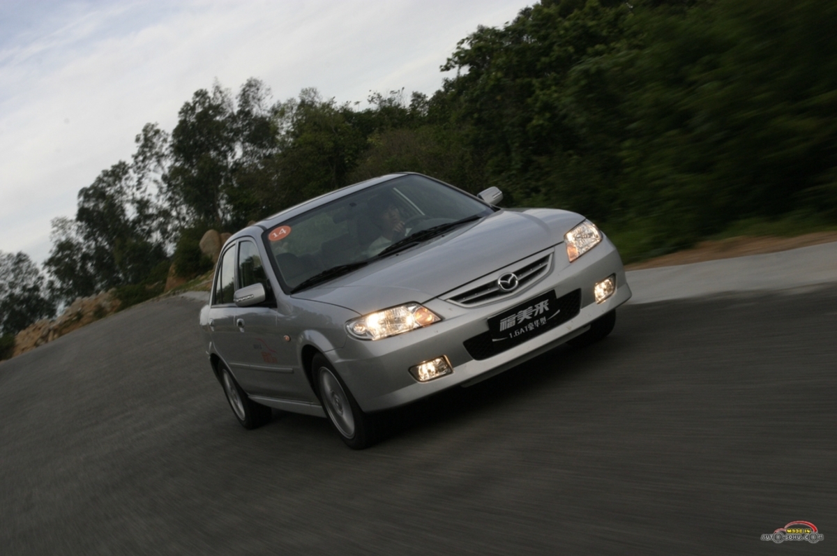 海马福美来(family)引自马自达familia,familia是亮相于2000年巴黎