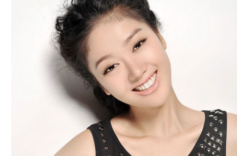  p>井星文( i>原名李君懿 /i>),出生于四川省成都市,毕业于 a target=