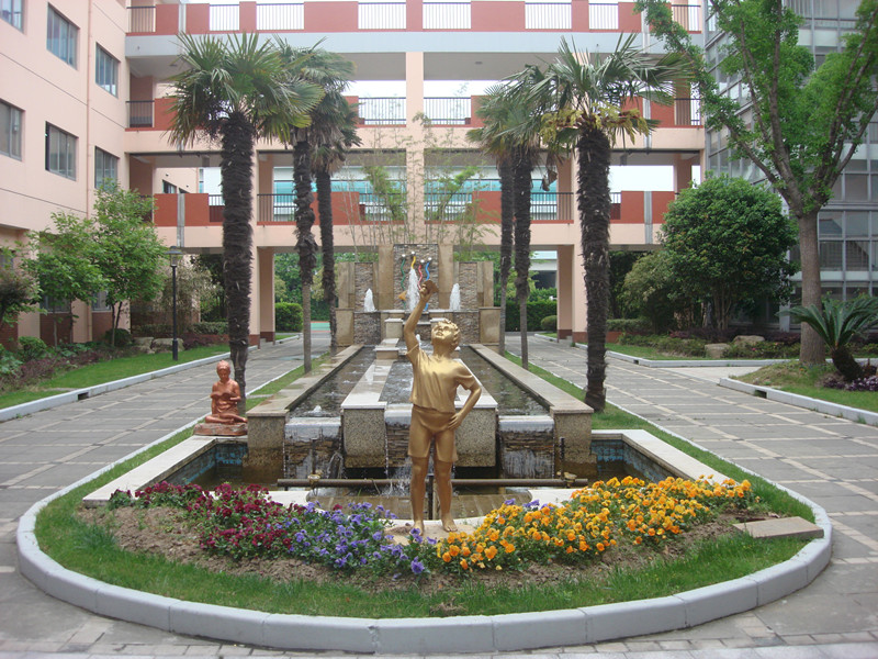 p>华高小学,1997年9月开办,是浦东新区华高居住小区的公建配套学校.