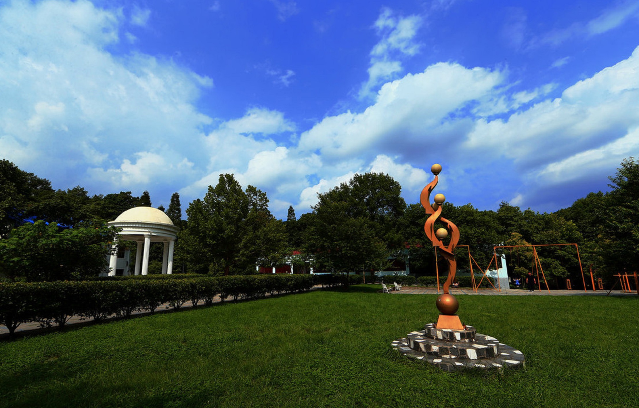  p>金翠湖坐落于 a target="_blank" href="/item/贵阳市/6085276"