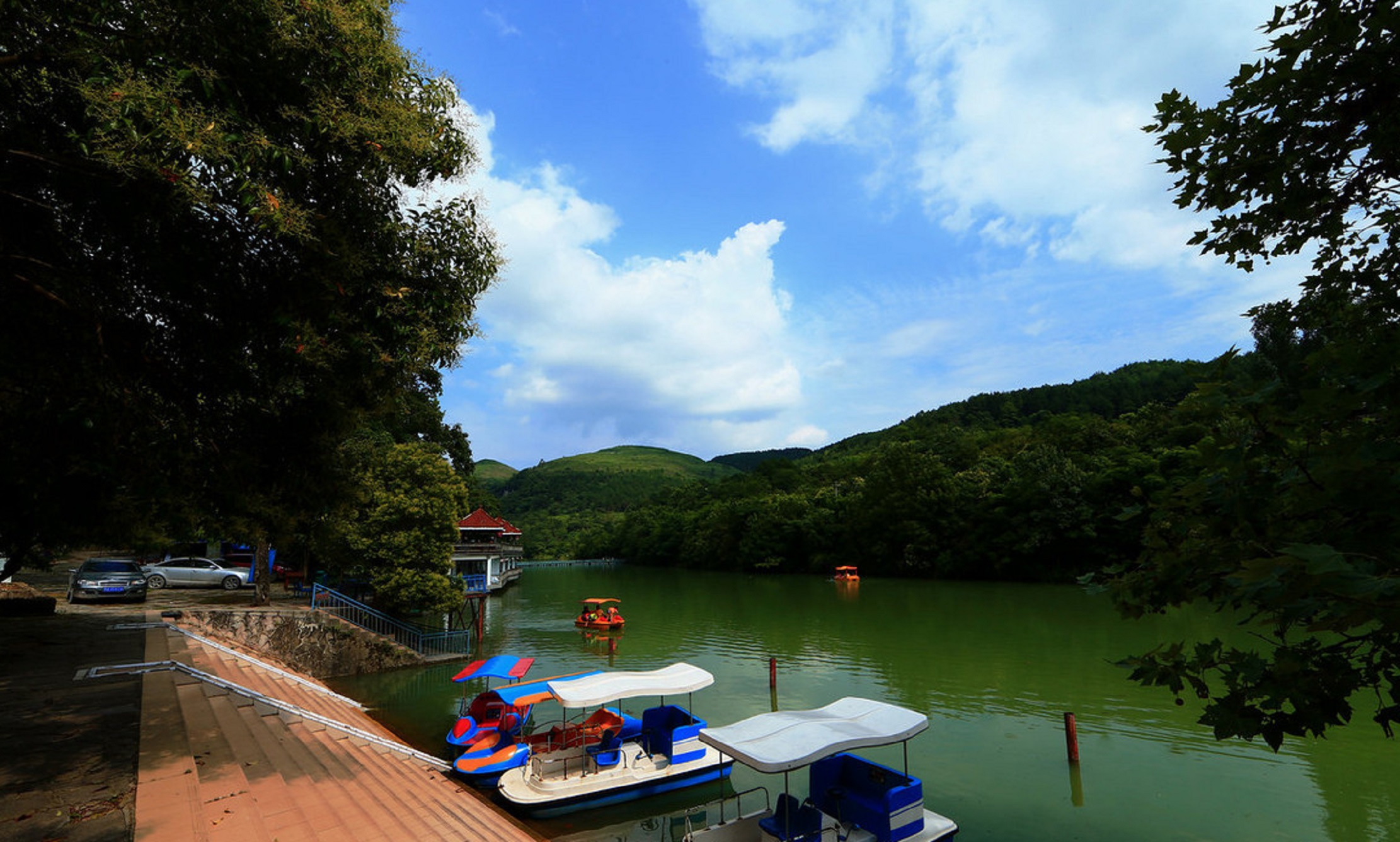  p>金翠湖坐落于 a target="_blank" href="/item/贵阳市/6085276"