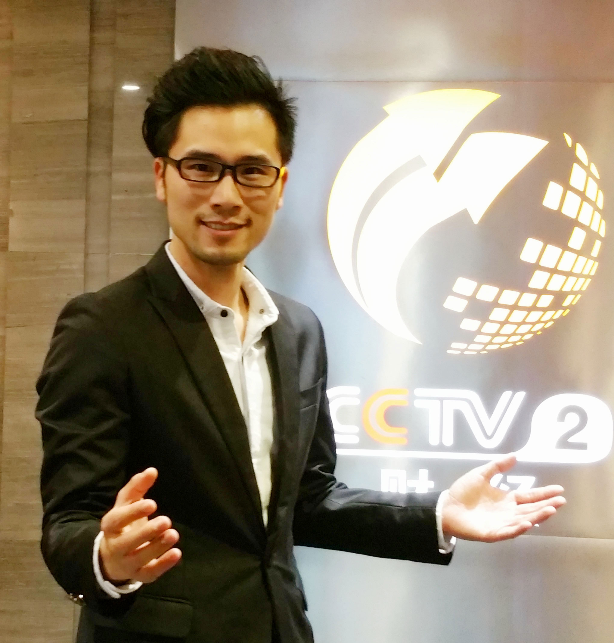 男,中央电视台cctv2《交易时间》配音员主持人, 上海星尚频道兼职主持