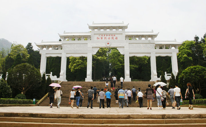全国红色旅游经典景区――川陕革命根据地红军烈士陵园为载体,由主馆