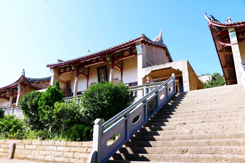  p>天花圣寺位于莆田市秀屿区埭头镇汀港村境内,雄踞于大蚶山二指峰