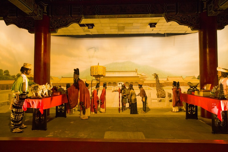 宫(简称明皇宫)于1994年8月开业,是展示中国明朝历史的大型人文景观