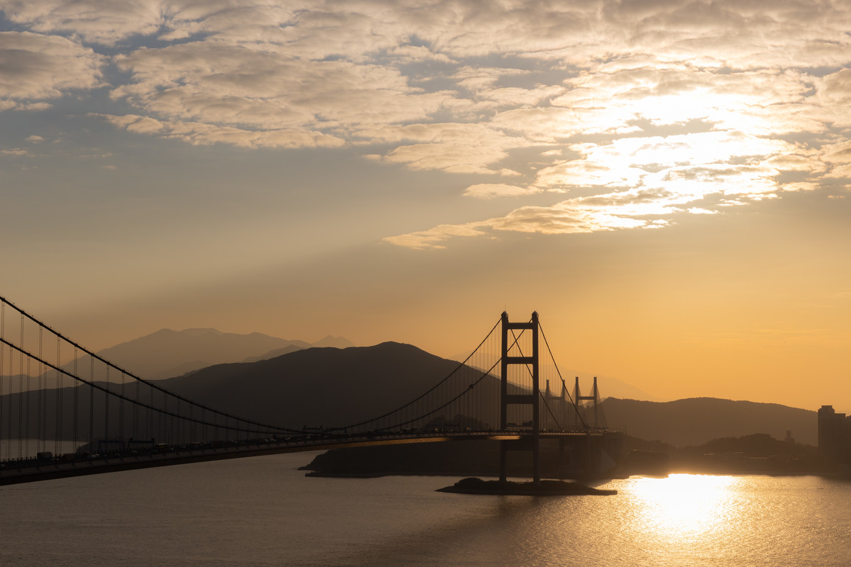 p>青马大桥(tsing ma bridge),位于中华人民共和国香港特别行政区