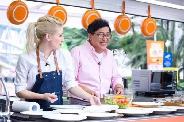 《美食大篷车》是一档全外景美食探寻类电视节目,通过展现中华美食