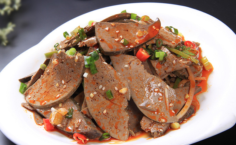 p>凉拌猪肝是一道菜品,主料是猪肝,配料是香菜等,调料为香油,酱油等