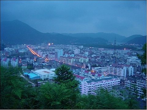  p>温溪镇坐落在 a target="_blank" href="/item/青田县/7532406"