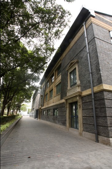  p>上海市第八中学是一所具有150余年历史的老学校,历经沧桑巨变.