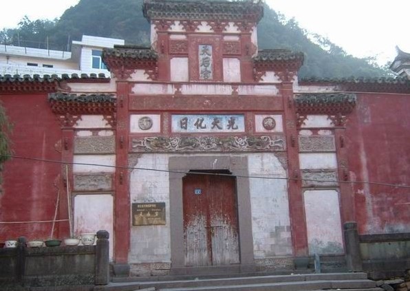 望秦山陵园位于绍兴市,其前身是绍兴市火葬场.