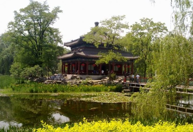 由圆明园及其附园长春园和绮春园(后改名万春园)组成,也叫圆明三园,有