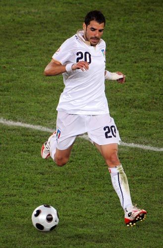  p>西蒙尼·佩罗塔(simone perrotta),1977年9月17日出生于 a>英格兰 