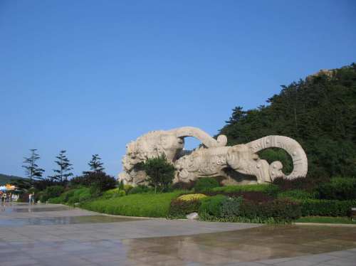  p data-id="gnwrp77x1f">大连虎雕广场位于大连市中山区老虎滩.