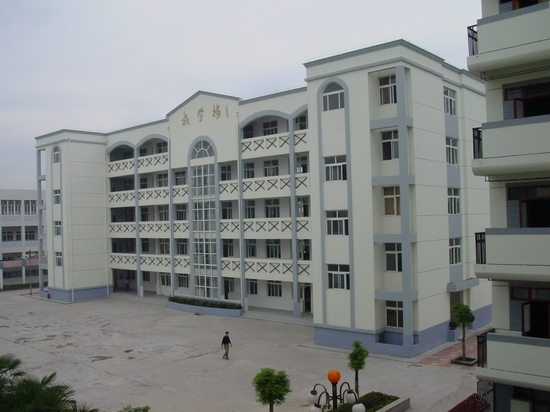 位于江苏省泰兴市,是国家级示范高中,江苏省重点中学,江苏省首批四