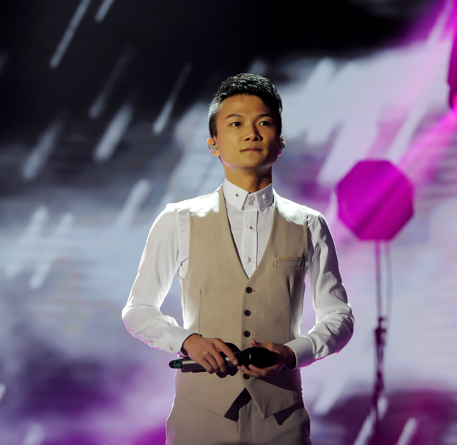  p>周深,1992年9月29日出生于湖南邵阳,长于贵州贵阳,中国内地男歌手