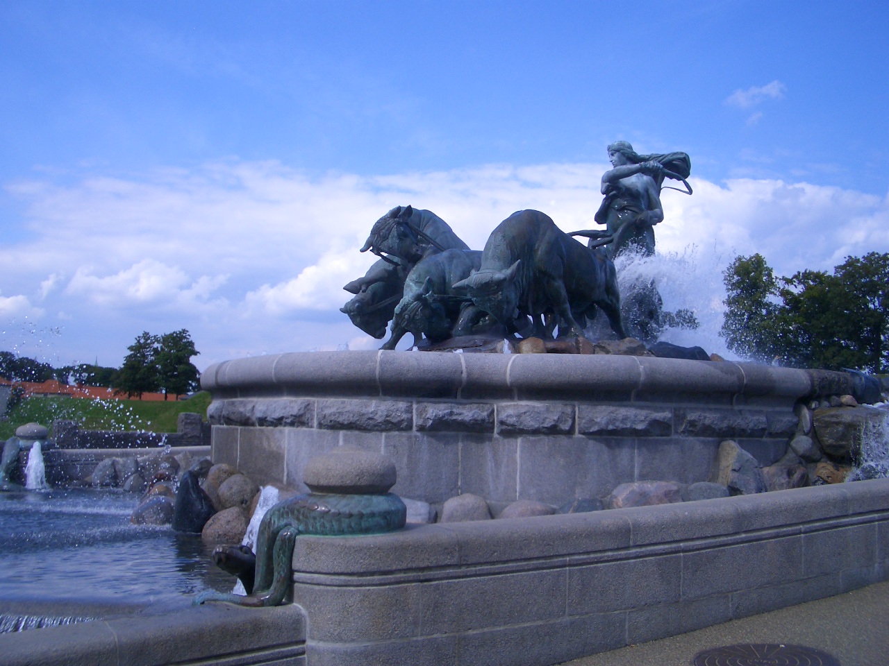  p>位于哥本哈根港口的长堤公园内有座同样闻名于世的"盖菲昂喷泉".