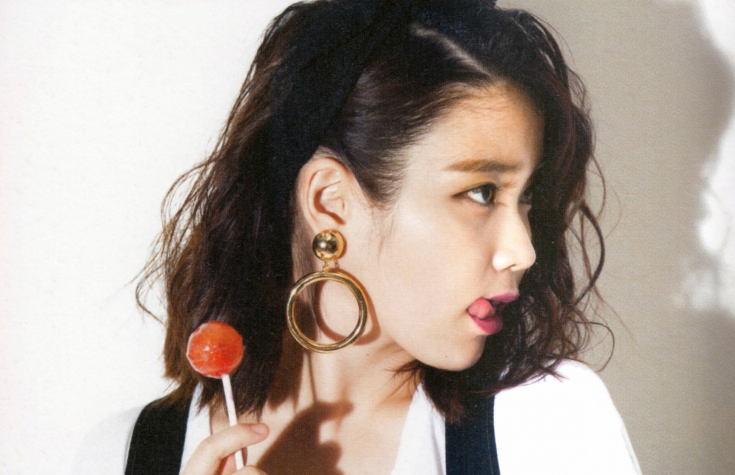  p data-id="gnyut82u01">《花书签》是2014年韩国歌手iu发行的专辑