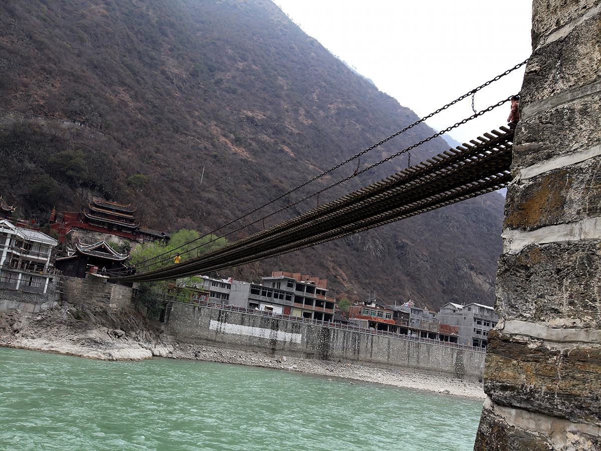 是中国四川省甘孜藏族自治州泸定县泸桥镇境内的一座跨大渡河铁索桥