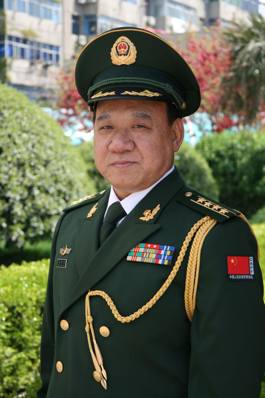  p>范寅斌,武警陕西总队原副政治委员,大校警衔,著名书法家,1999年 a