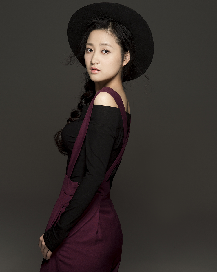  p>肖婷佳,出生于湖南邵阳,毕业于 a target="_blank" href="/item