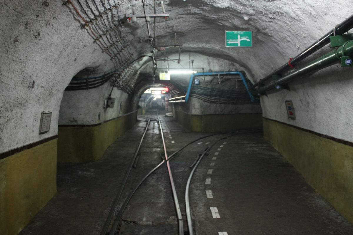 在煤矿行业中,井巷工程主要包括矿山建设工程,矿井生产准备工程,矿井