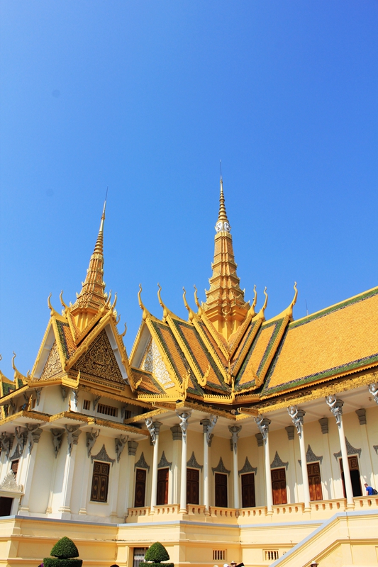 210375" data-lemmaid="210375">柬埔寨 /a>金边王宫是一组金色屋顶