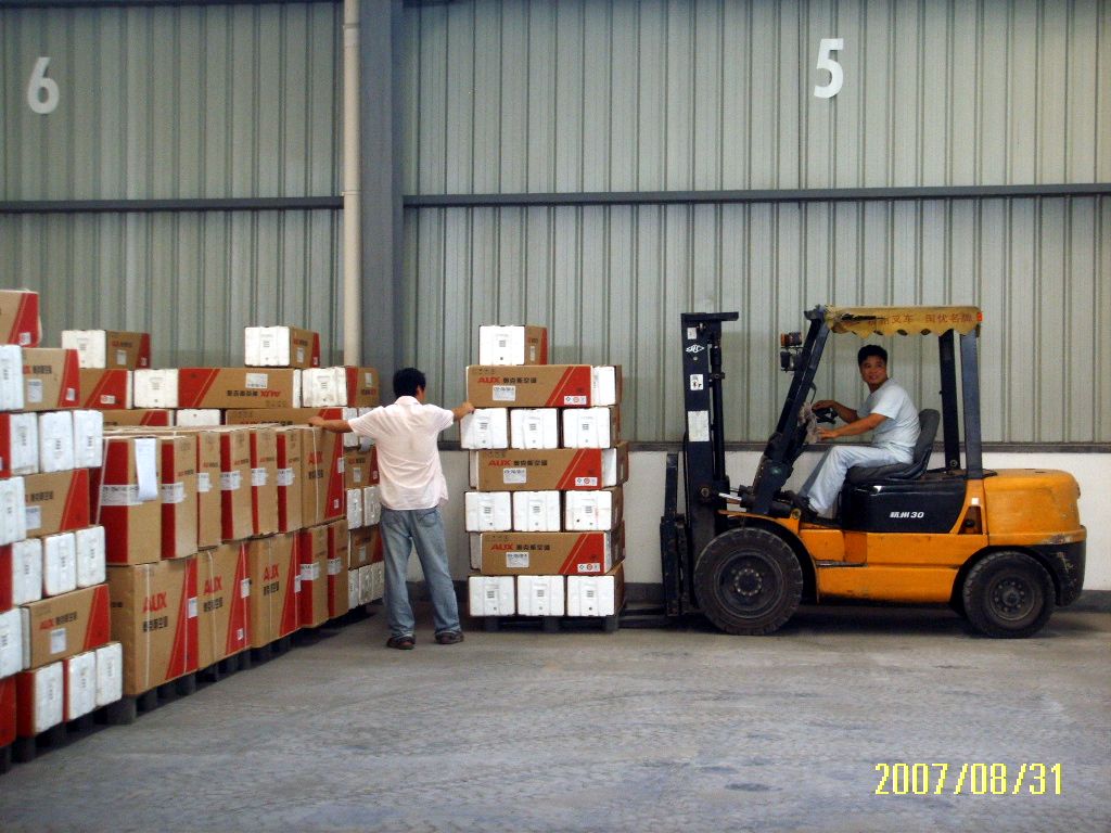  p>供应物流是指企业提供原材料,零部件或其他物品时,物品在提供者与