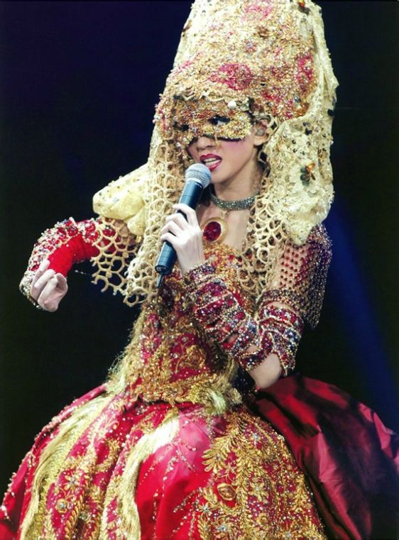 data-lemmaid="230174">梅艳芳 /a>罹癌后逝世前的最后一次踏上红馆