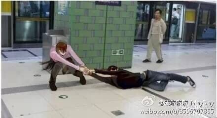  p>8月12日,北京地铁,某情侣发生争执,女子强行拖行其男友进入地铁,险