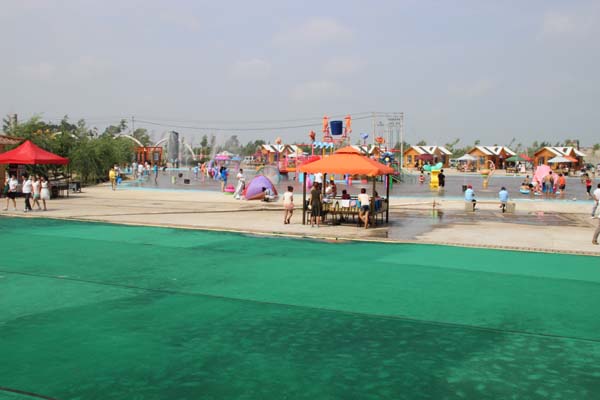 佳木斯 /a>龙源赫哲水寨水上乐园项目位于黑龙江省佳木斯市郊区敖其镇