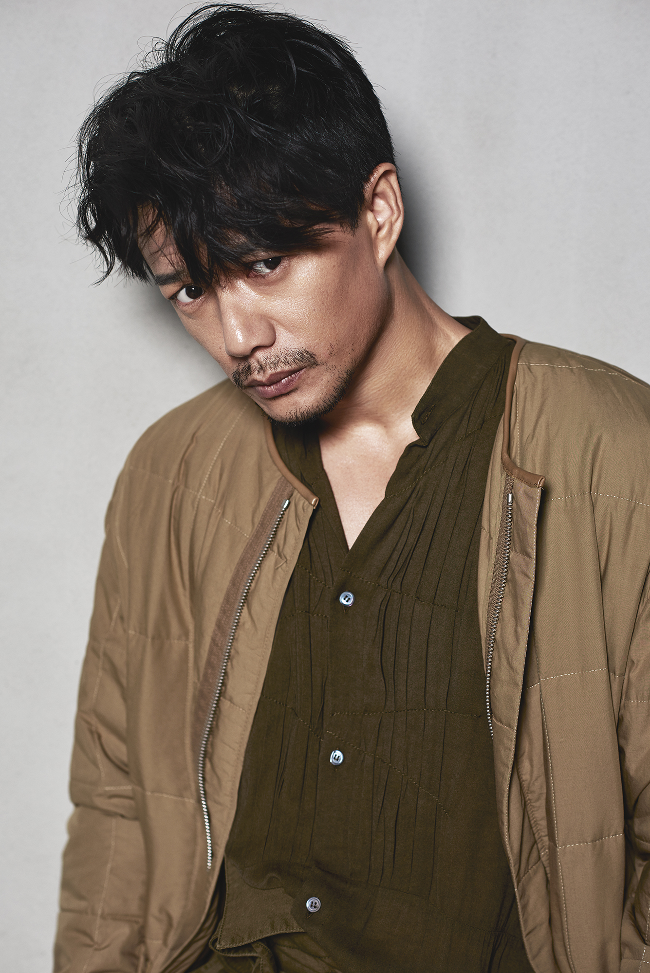 本名段龙,1973年5月16日出生于新疆伊犁伊宁市,中国内地男演员,毕业于