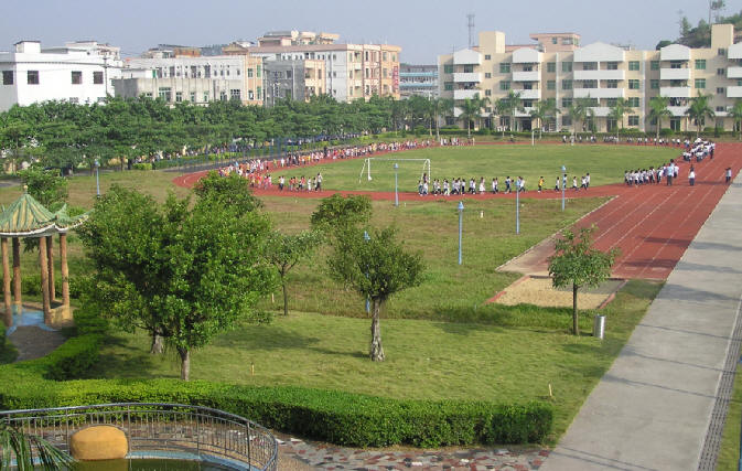  p>东莞市大朗镇三星小学位于大朗镇松木山村黄金河畔,毗邻松山湖区