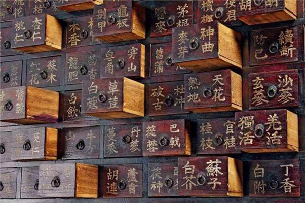  p>中药药斗:亦称中药柜子,中药柜,中药台,药柜子,药橱子,药斗子,贴墙