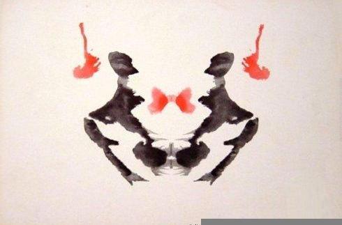  p>墨迹测验是这样进行的:罗夏克把墨水洒在白纸上,然后对折起来,使纸