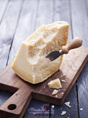  p>硬质奶酪,主要是蒙古族居民所生产,所食用,也是他们十分喜爱的一种