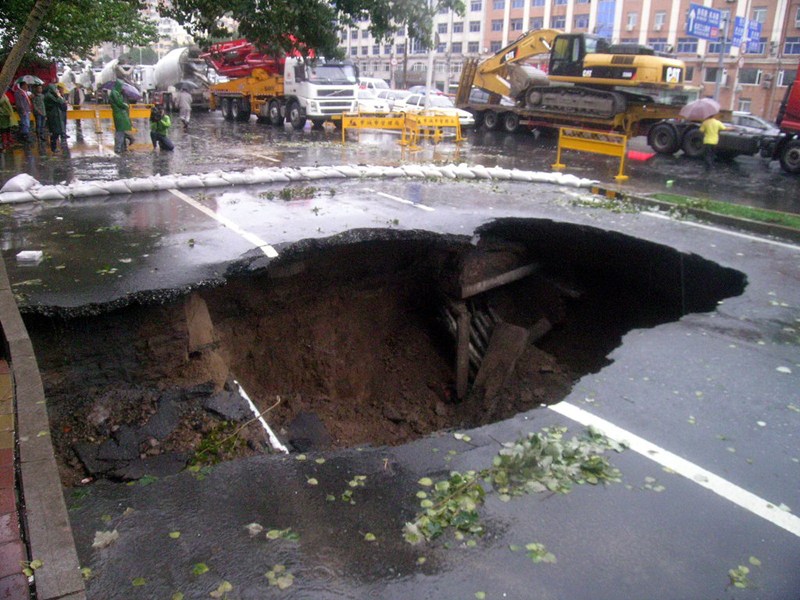首先,为避免或减少地面塌陷灾害,必须十分重视城市和建设场地的地质