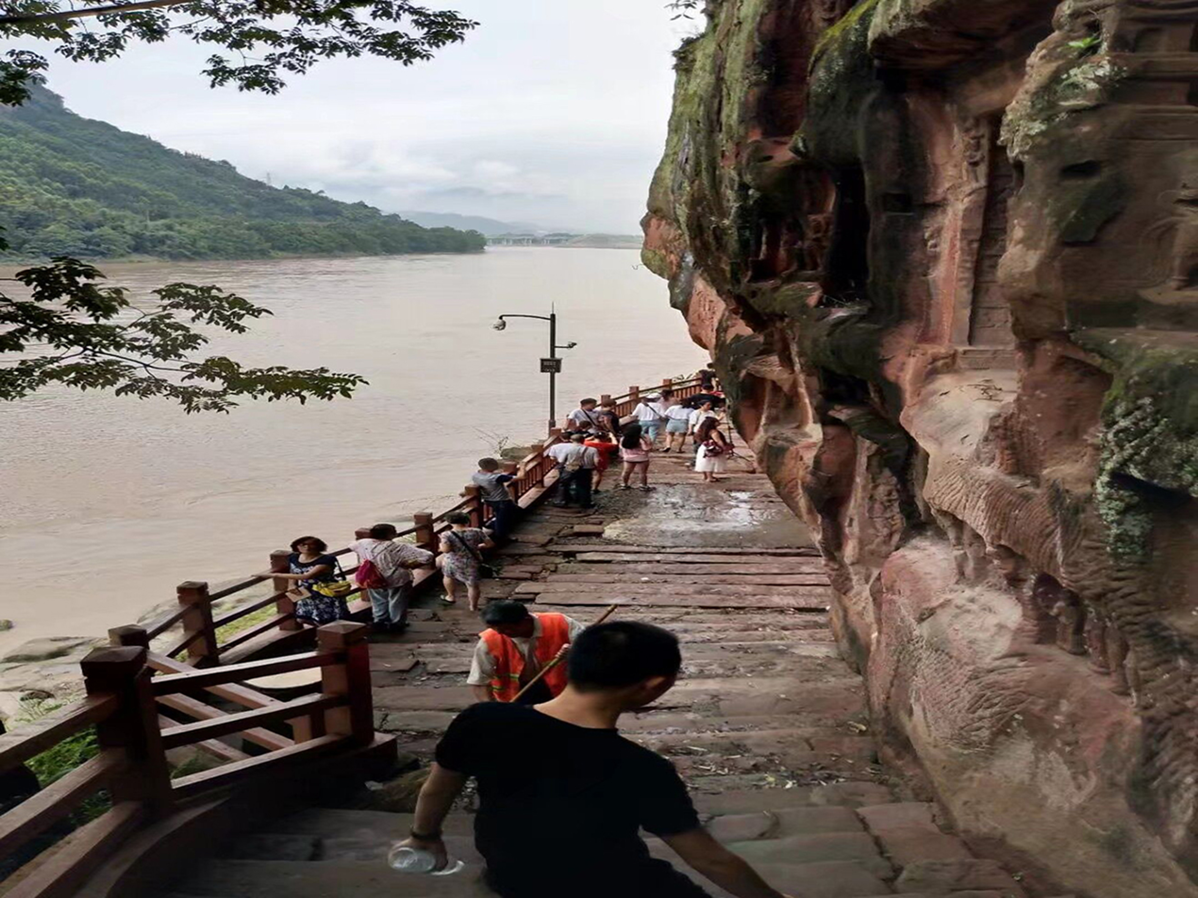  p data-id="gnwkgemrzx">千佛岩位于 a target="_blank" href="/item