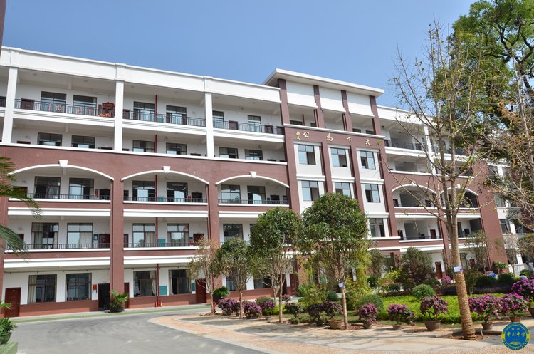  p>桂林市中山中学是一所由桂林市教育局主管的公办中学,是广西壮族