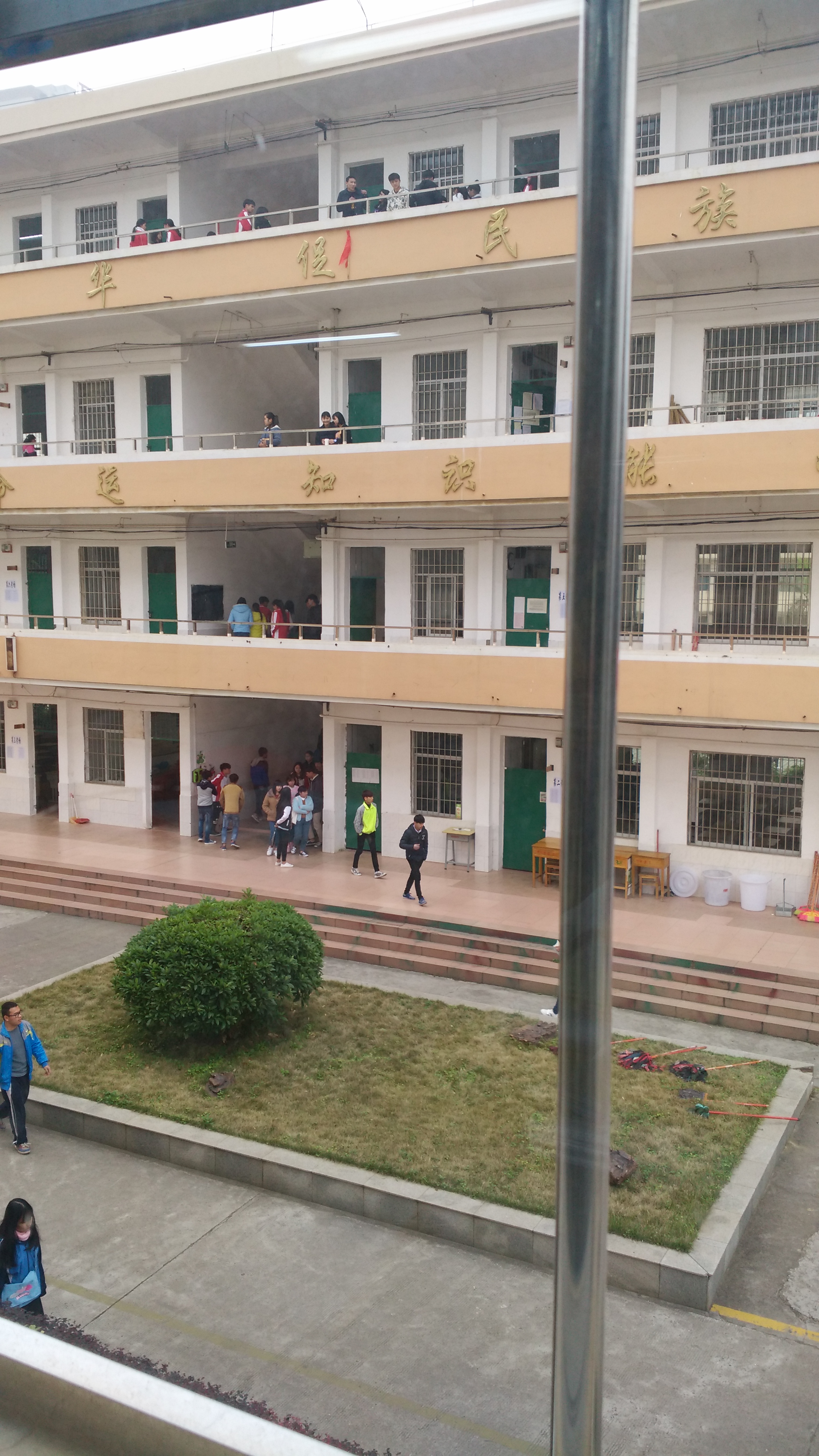  p> a href="#" data-lemmaid="15398843">来宾市第八中学 /a>创办于