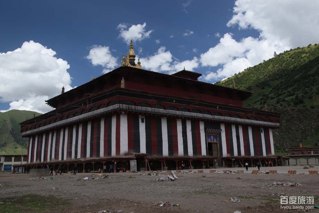  p data-id="gnhdixyusj">查杰玛大殿即类乌齐寺大殿,为 a target="