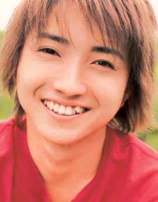 由于其牙冠大,牙根长,所以当它突出支起嘴唇时就显得特别难看,因而