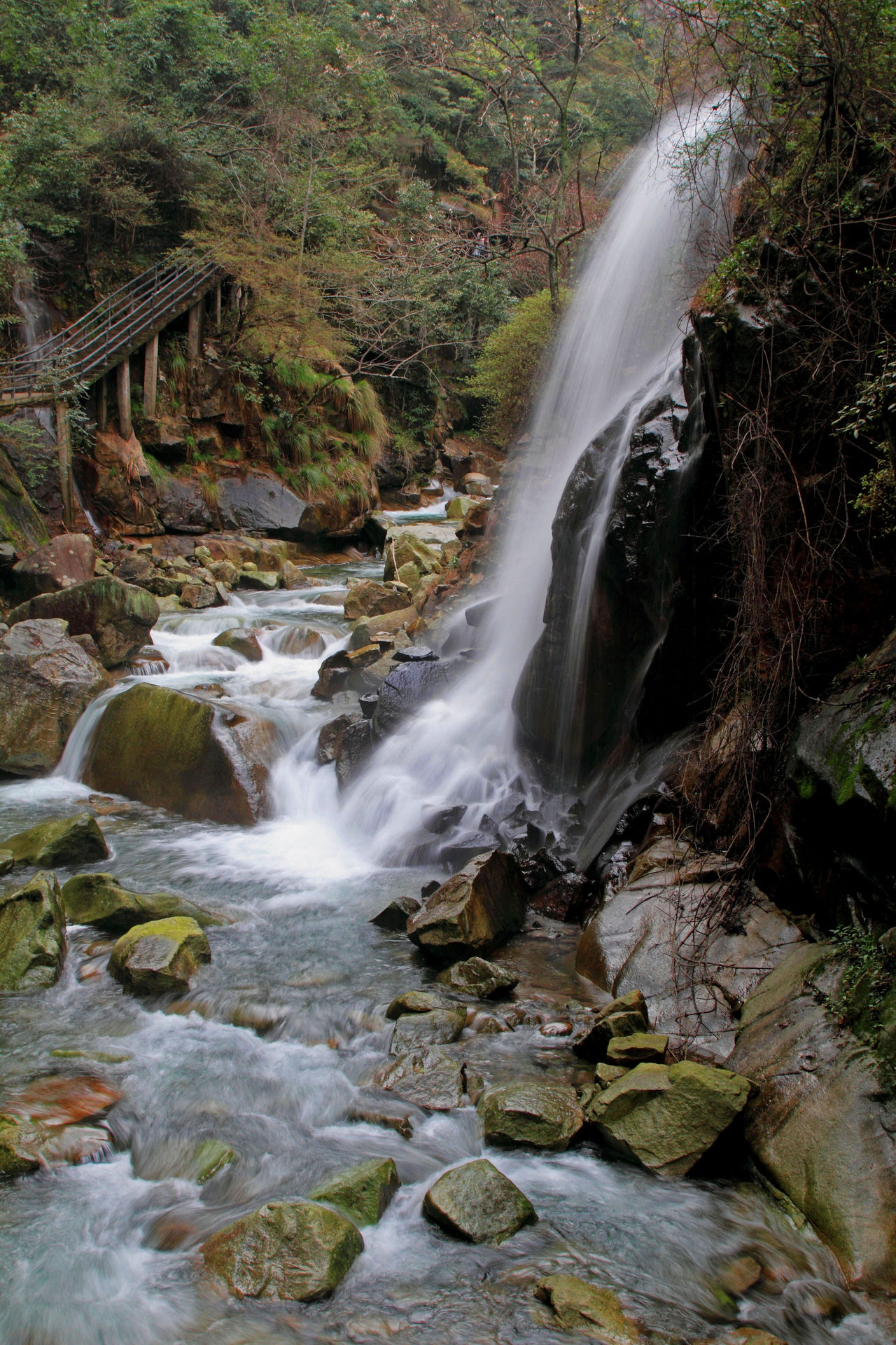 卧龙谷位于江西省上饶市 a target="_blank" href="/item/婺源县