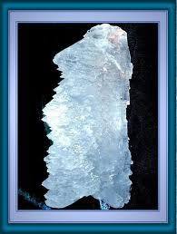 为双晶面成双晶,形似燕尾,故名燕尾双晶.